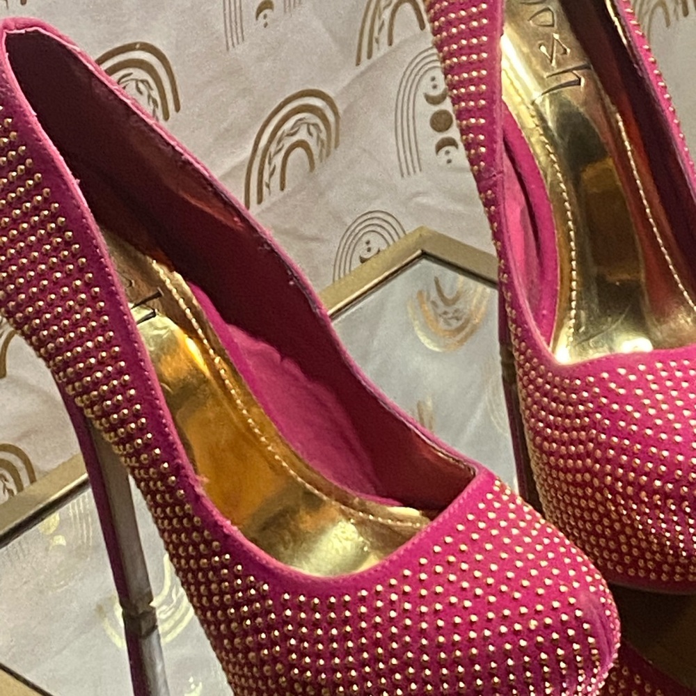 Elegant Pink Suede Heels with Stiletto Design - Picture 4 of 7